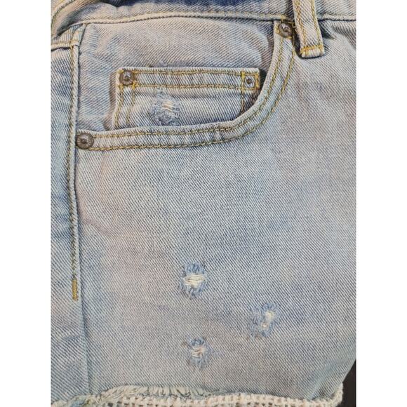Free People Lace Hem Crochet Cutoff Denim Shorts Women’s 25 Light Wash EUC - Picture 6 of 8